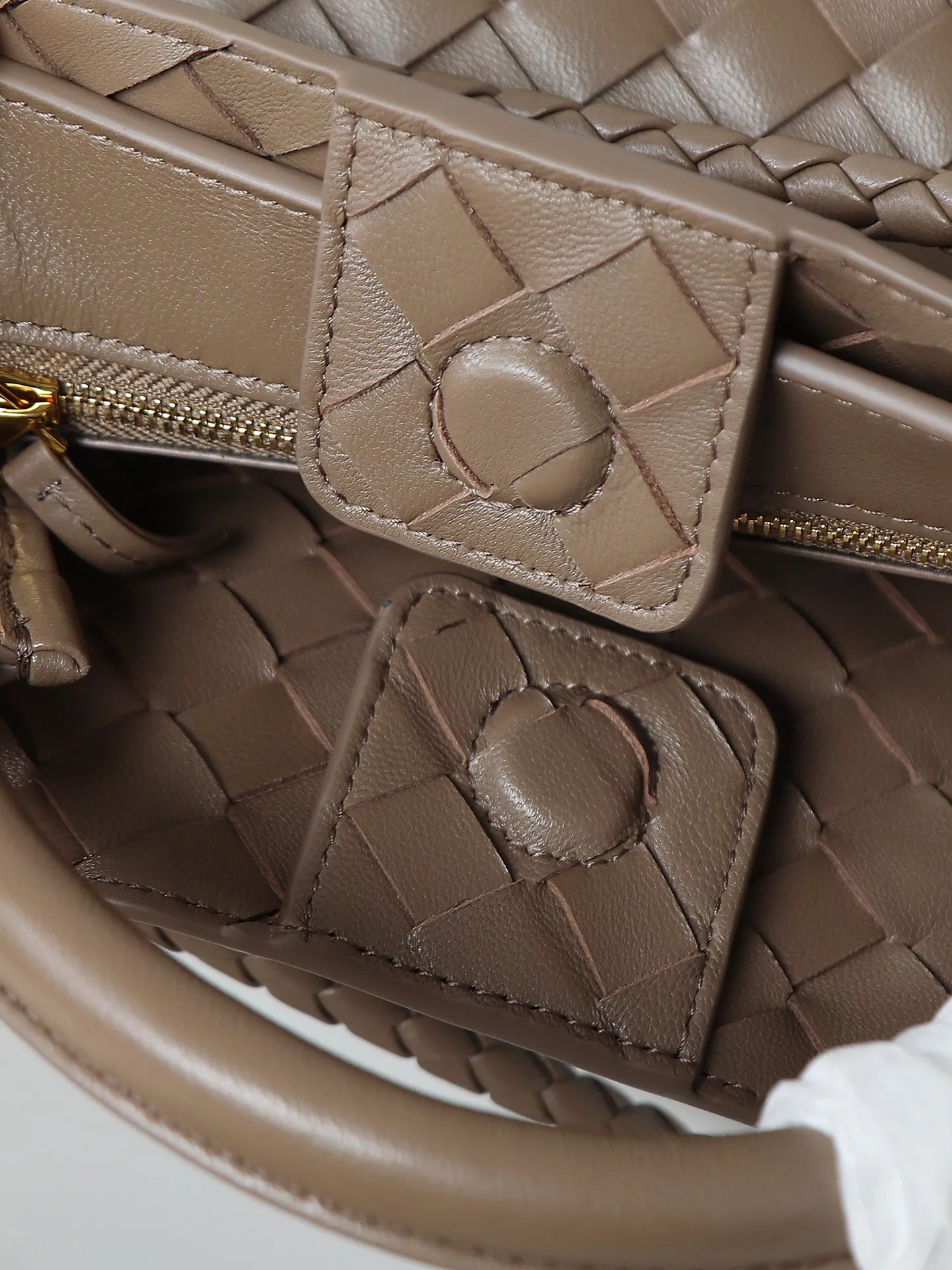 1300. Andiamo is shipping‼ ️Really popular🔥The new Andiamo woven handbag launched by Bottega Veneta this season is really popular all over the world! ! Celebrities at home and abroad have worn it, and Oscar-winning actress Michelle Yeoh has taken it out on the street. Song Jia, Trai Yala, Yu Feihong, Sanji Ayaka, Rosie Hunting-Whiteley, Yoshioka Riho, etc. have all worn this bag. It is classic and versatile and shows off your temperament, and the bag capacity is also large, which is very convenient for daily commuting! ! A variety of carrying methods, the shoulder straps can be adjusted by yourself, the original lambskin feels soft and delicate, and the unisex style breaks the gender boundaries and brings a more practical and long-lasting use experience. Andiamo, which has both elegant and casual styles, perfectly interprets the true appearance of "fashionable old money style". Style number: 766014 Size: 25*22*10.5cm